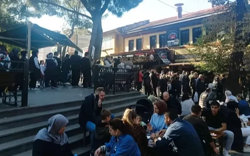 Bursa’da tahinli pide kuyruğu! Yemek için dakikalarca bekliyorlar